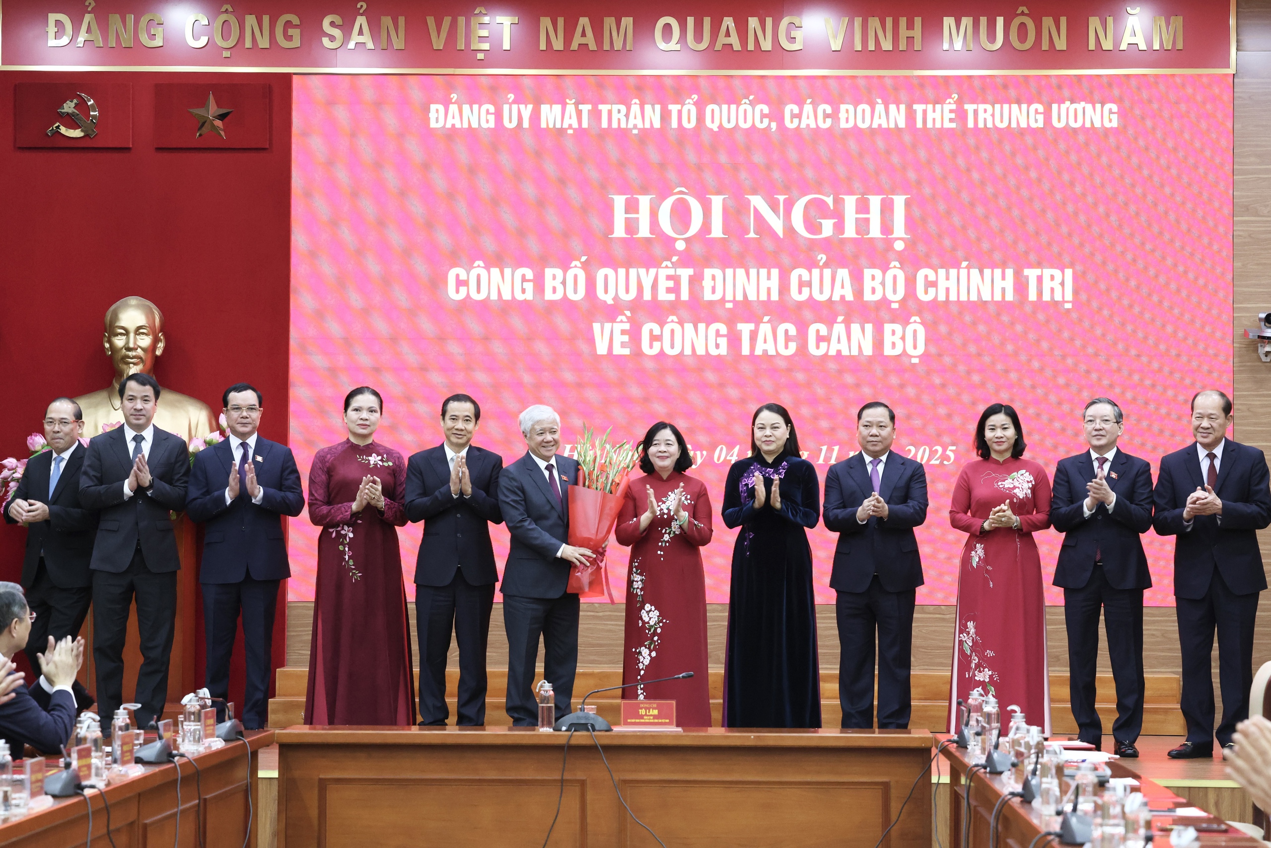 Bà Bùi Thị Minh Hoài giữ chức Bí thư Đảng ủy Mặt trận Tổ quốc, các đoàn thể Trung ương- Ảnh 8. Bà Bùi Thị Minh Hoài giữ chức Bí thư Đảng ủy Mặt trận Tổ quốc, các đoàn thể Trung ương- Ảnh 8.