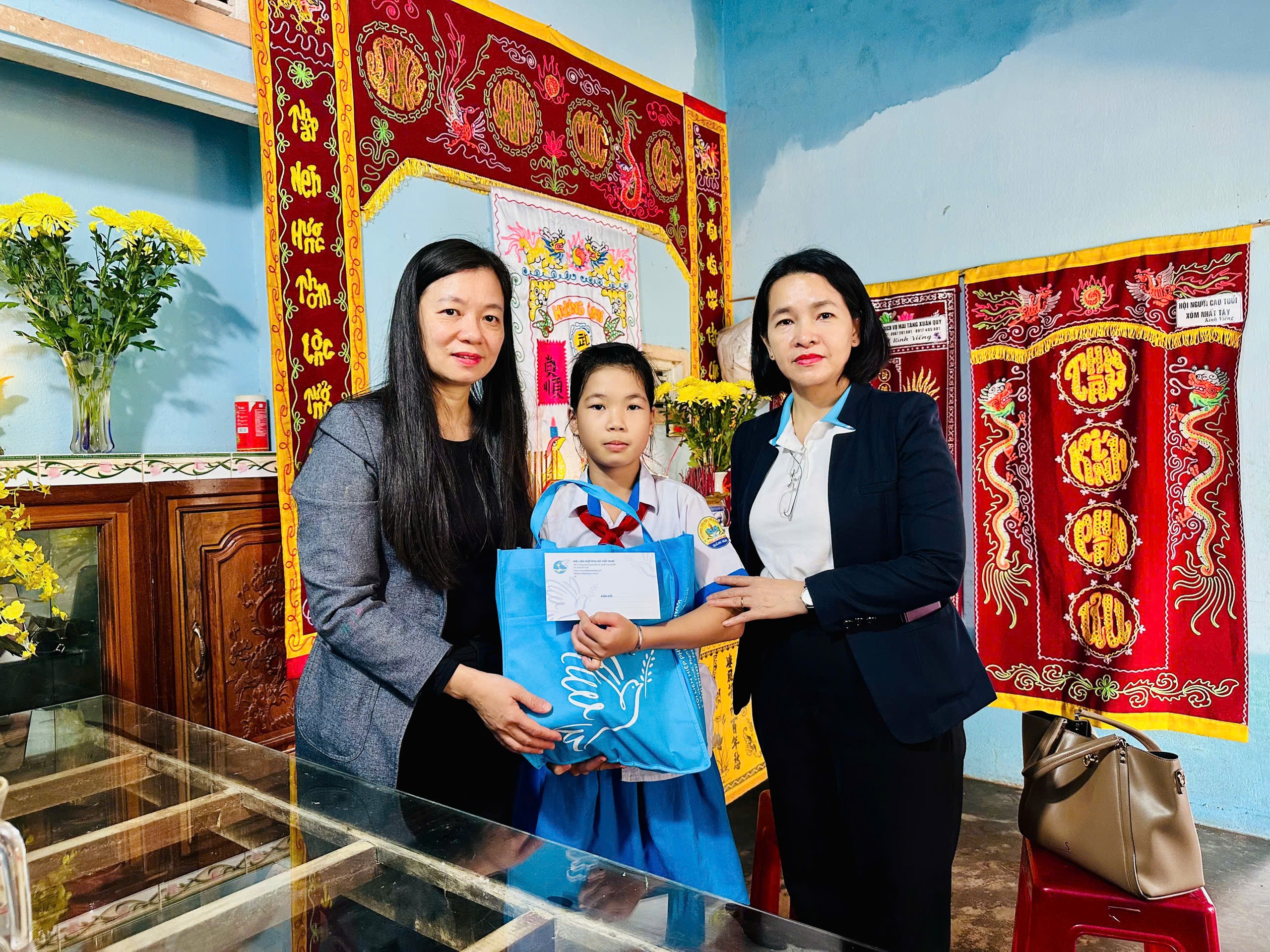 Phó Chủ tịch Hội LHPN Việt Nam thăm, tặng quà hội viên, phụ nữ và trẻ em bị ảnh hưởng bão số 12- Ảnh 1. Phó Chủ tịch Hội LHPN Việt Nam thăm, tặng quà hội viên, phụ nữ và trẻ em bị ảnh hưởng bão số 12- Ảnh 1.