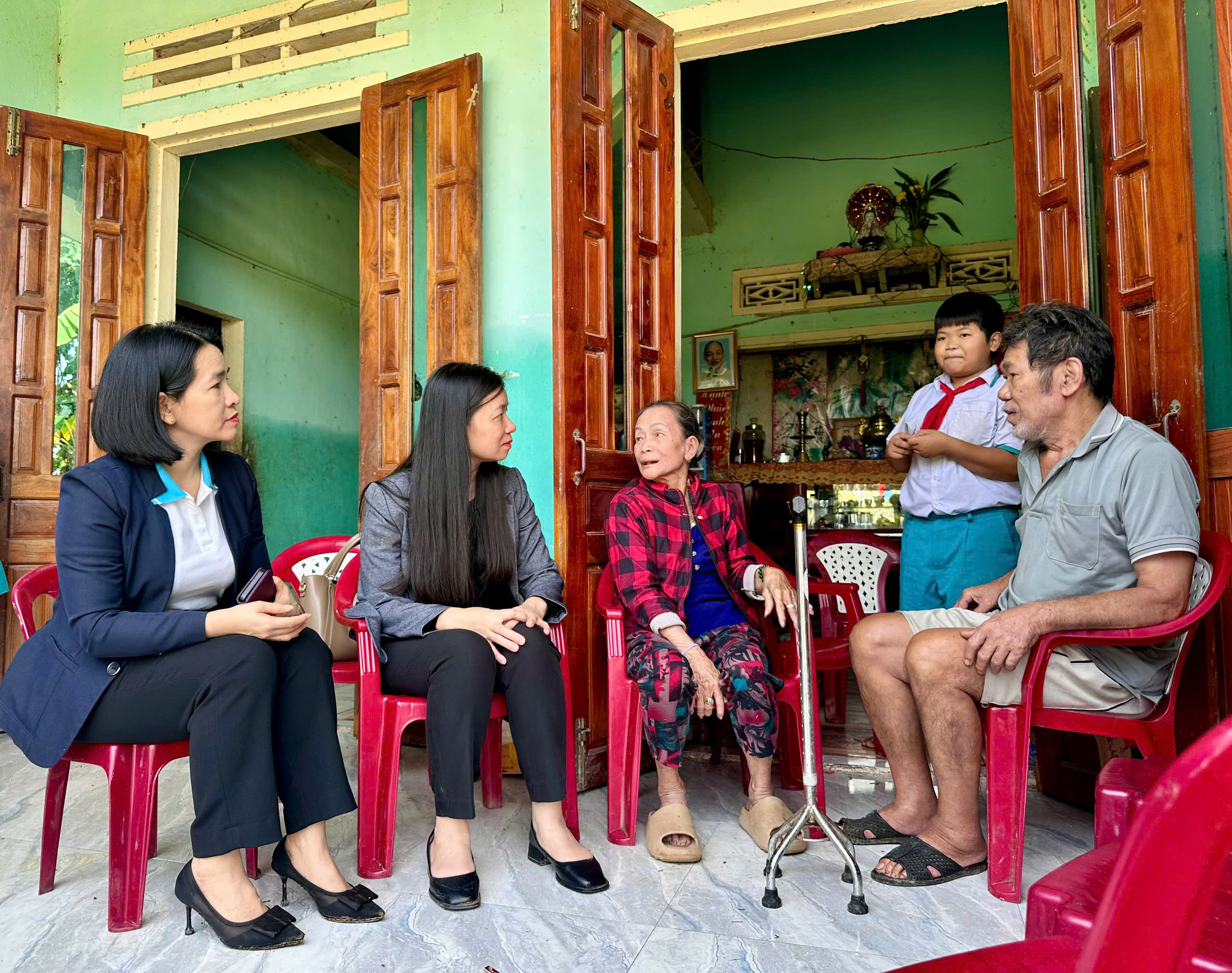 Phó Chủ tịch Hội LHPN Việt Nam thăm, tặng quà hội viên, phụ nữ và trẻ em bị ảnh hưởng bão số 12- Ảnh 3. Phó Chủ tịch Hội LHPN Việt Nam thăm, tặng quà hội viên, phụ nữ và trẻ em bị ảnh hưởng bão số 12- Ảnh 3.