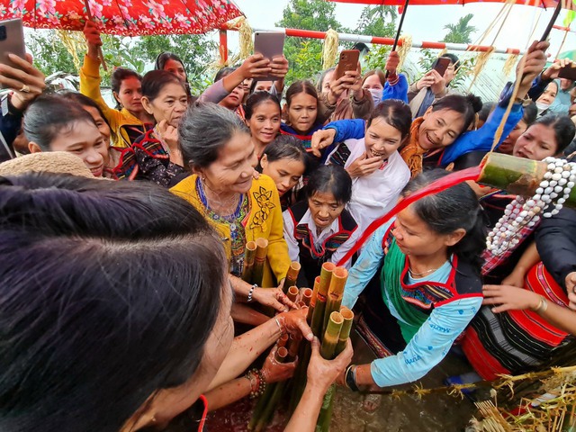 Politiska rapporter behöver klargöra mer positiva förändringar i etniskt arbete och politik - Foto 2. Báo cáo chính trị cần làm rõ hơn những chuyển biến tích cực trong công tác và chính sách dân tộc- Ảnh 2.