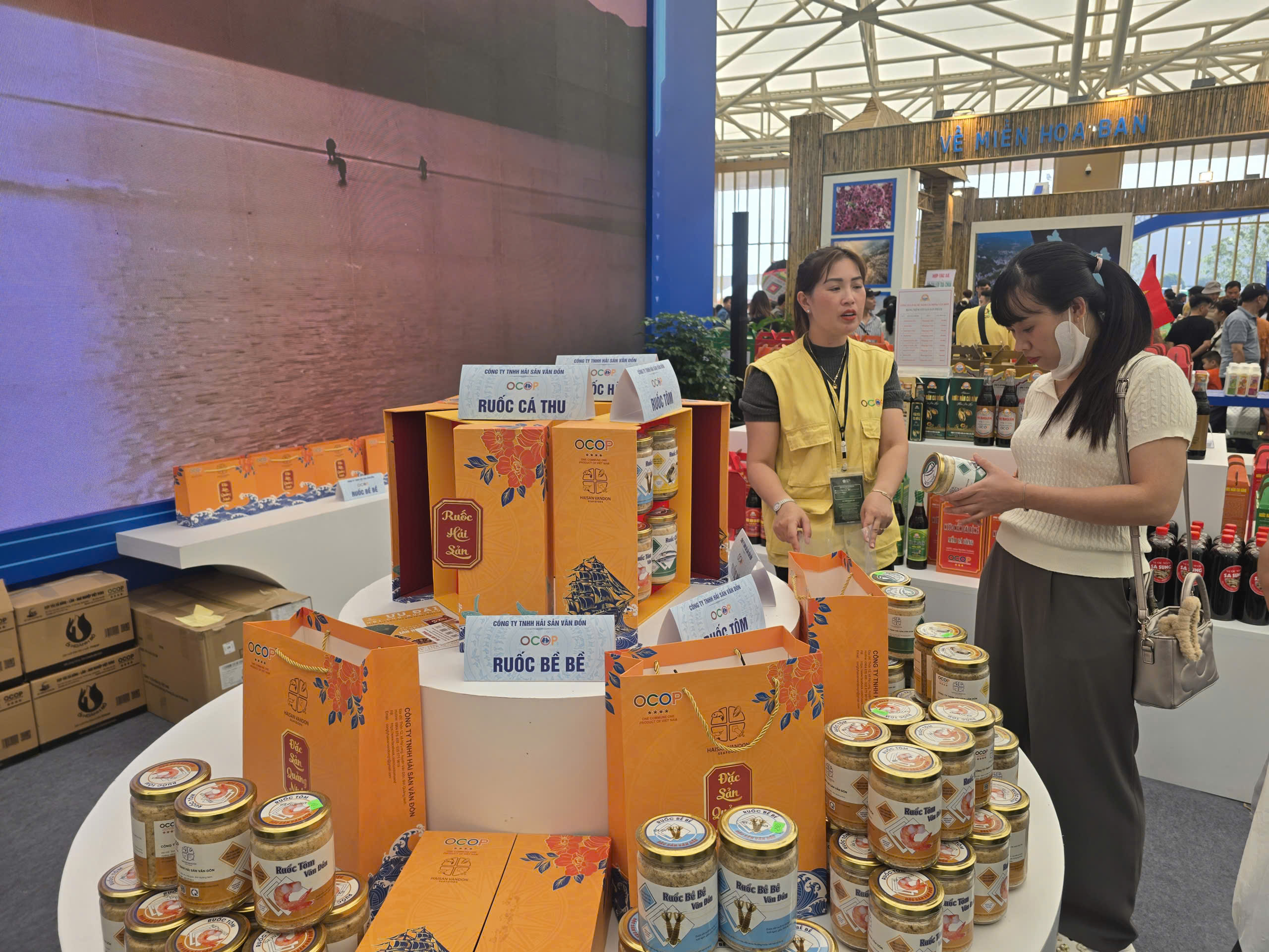 "Nhạc trưởng" đưa sản phẩm khu vực miền núi, vùng sâu, vùng xa và hải đảo tỏa sáng- Ảnh 3. "Nhạc trưởng" đưa sản phẩm khu vực miền núi, vùng sâu, vùng xa và hải đảo tỏa sáng- Ảnh 3.