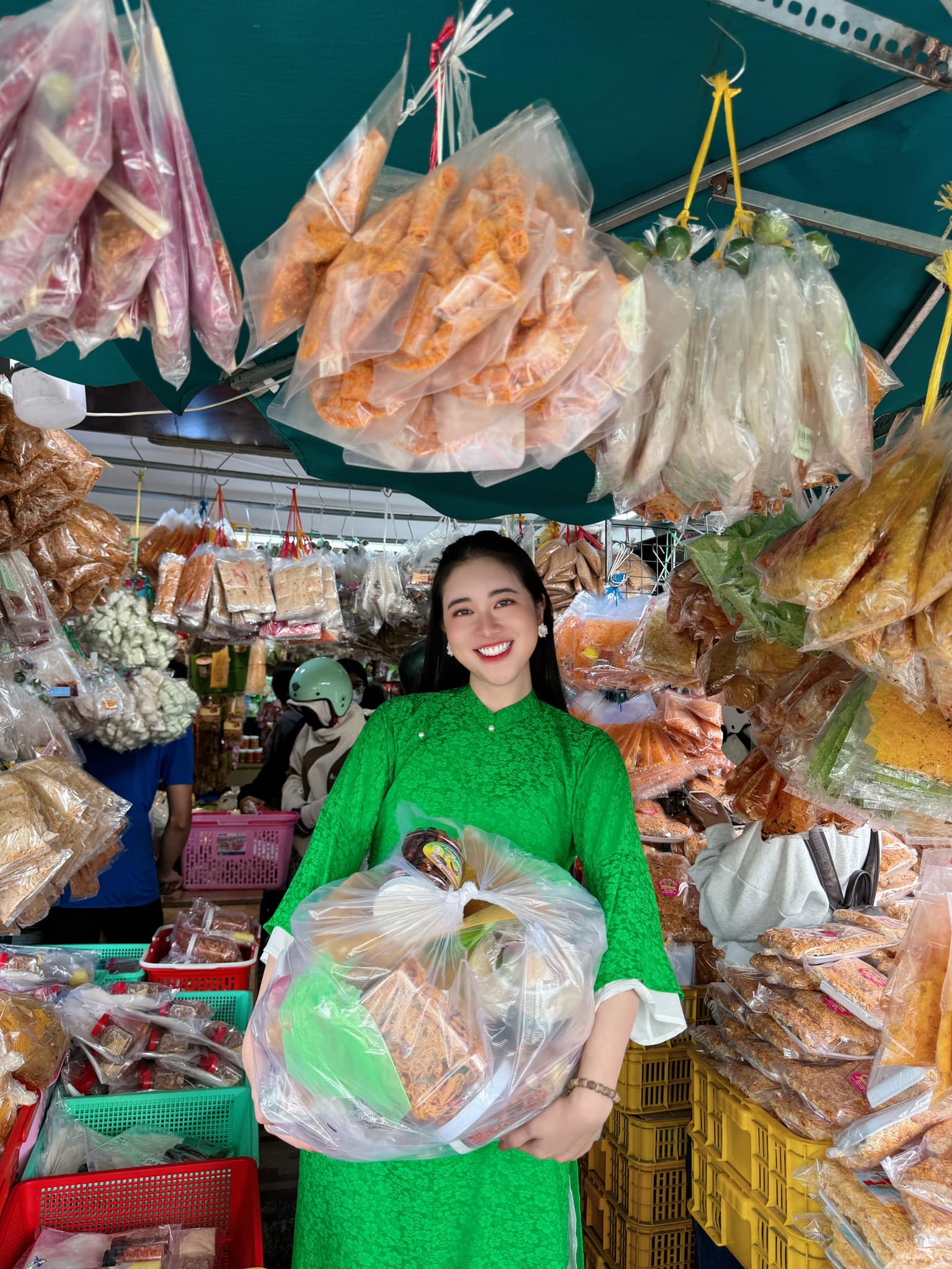 Cách đưa văn hóa Việt ra thế giới giản dị, gần gũi của "Hoa hậu vỉa hè" Vũ Quỳnh Trang- Ảnh 2. Cách đưa văn hóa Việt ra thế giới giản dị, gần gũi của "Hoa hậu vỉa hè" Vũ Quỳnh Trang- Ảnh 2.