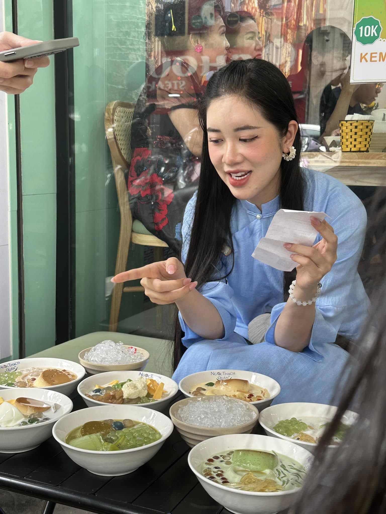 Cách đưa văn hóa Việt ra thế giới giản dị, gần gũi của "Hoa hậu vỉa hè" Vũ Quỳnh Trang- Ảnh 3. Cách đưa văn hóa Việt ra thế giới giản dị, gần gũi của "Hoa hậu vỉa hè" Vũ Quỳnh Trang- Ảnh 3.