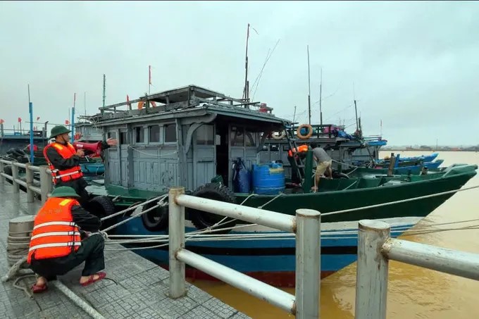 TP Huế đồng loạt bắn pháo hiệu kêu gọi tàu thuyền khẩn cấp vào bờ tránh bão- Ảnh 1.