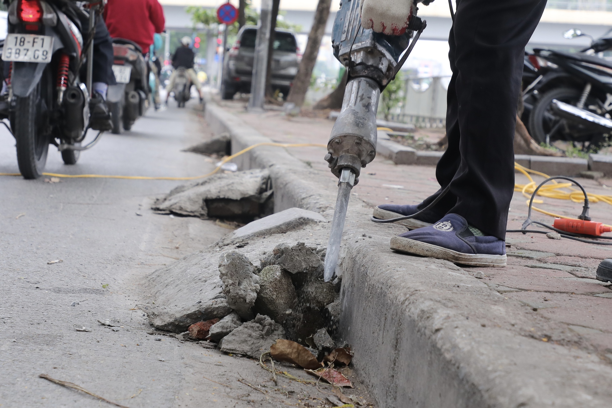 Hà Nội: 2 phường ra quân phá dỡ bậc bê tông trái phép sau phản ánh của Báo Phụ nữ Việt Nam- Ảnh 12. Hà Nội: 2 phường ra quân phá dỡ bậc bê tông trái phép sau phản ánh của Báo Phụ nữ Việt Nam- Ảnh 12.