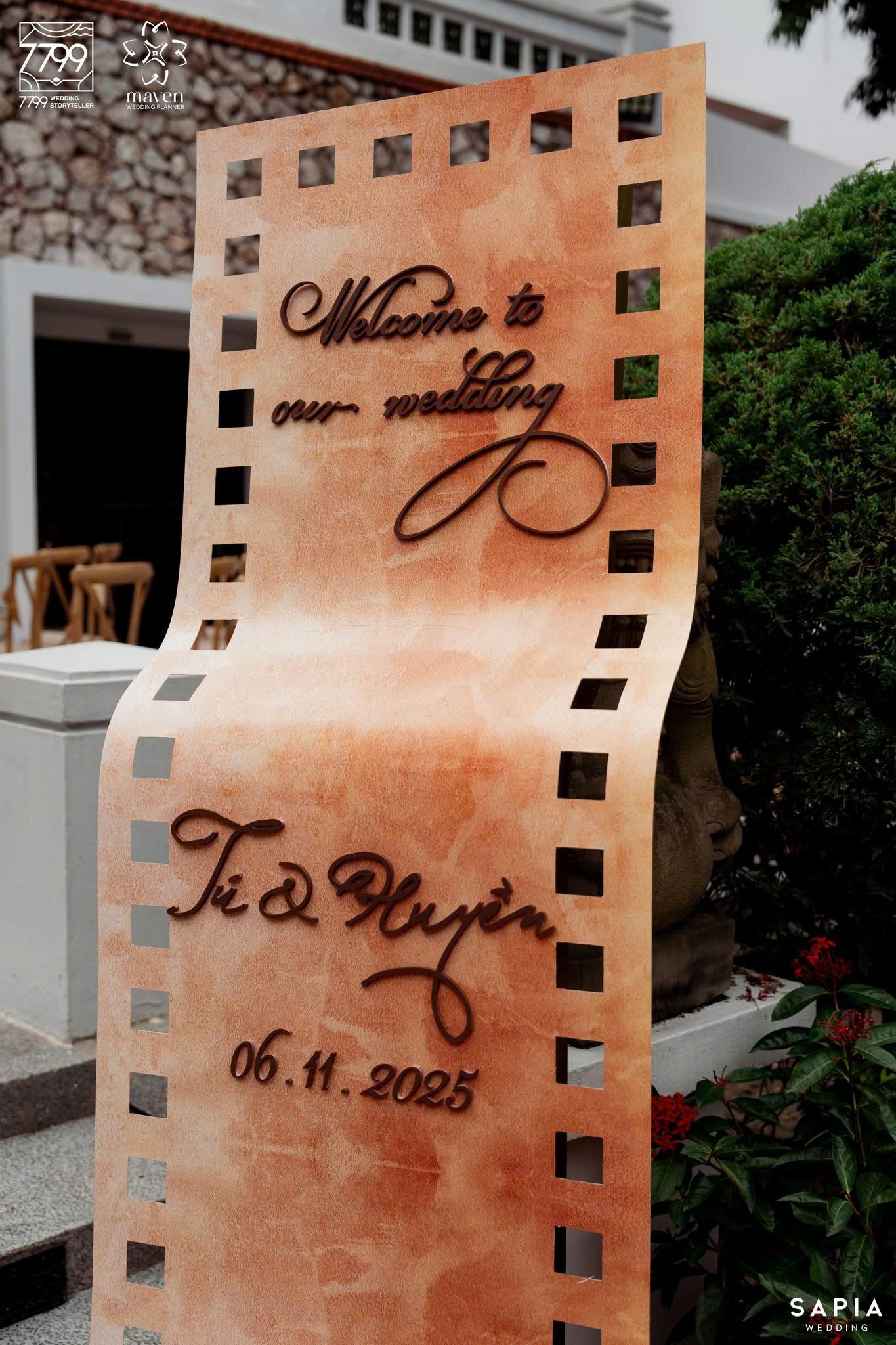 Không gian đậm chất điện ảnh trong đám cưới Đình Tú - Ngọc Huyền- Ảnh 2. Không gian đậm chất điện ảnh trong đám cưới Đình Tú - Ngọc Huyền- Ảnh 2.