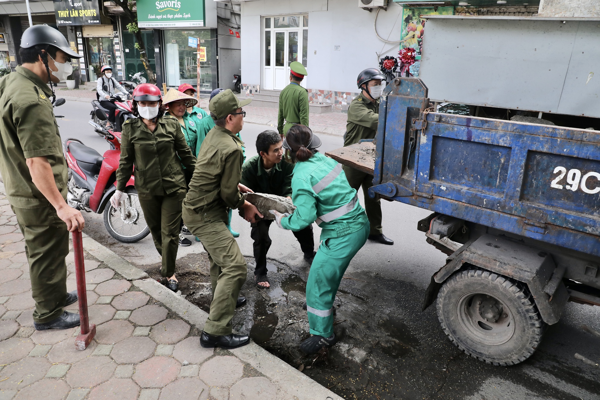 Hà Nội: 2 phường ra quân phá dỡ bậc bê tông trái phép sau phản ánh của Báo Phụ nữ Việt Nam- Ảnh 4. Hà Nội: 2 phường ra quân phá dỡ bậc bê tông trái phép sau phản ánh của Báo Phụ nữ Việt Nam- Ảnh 4.