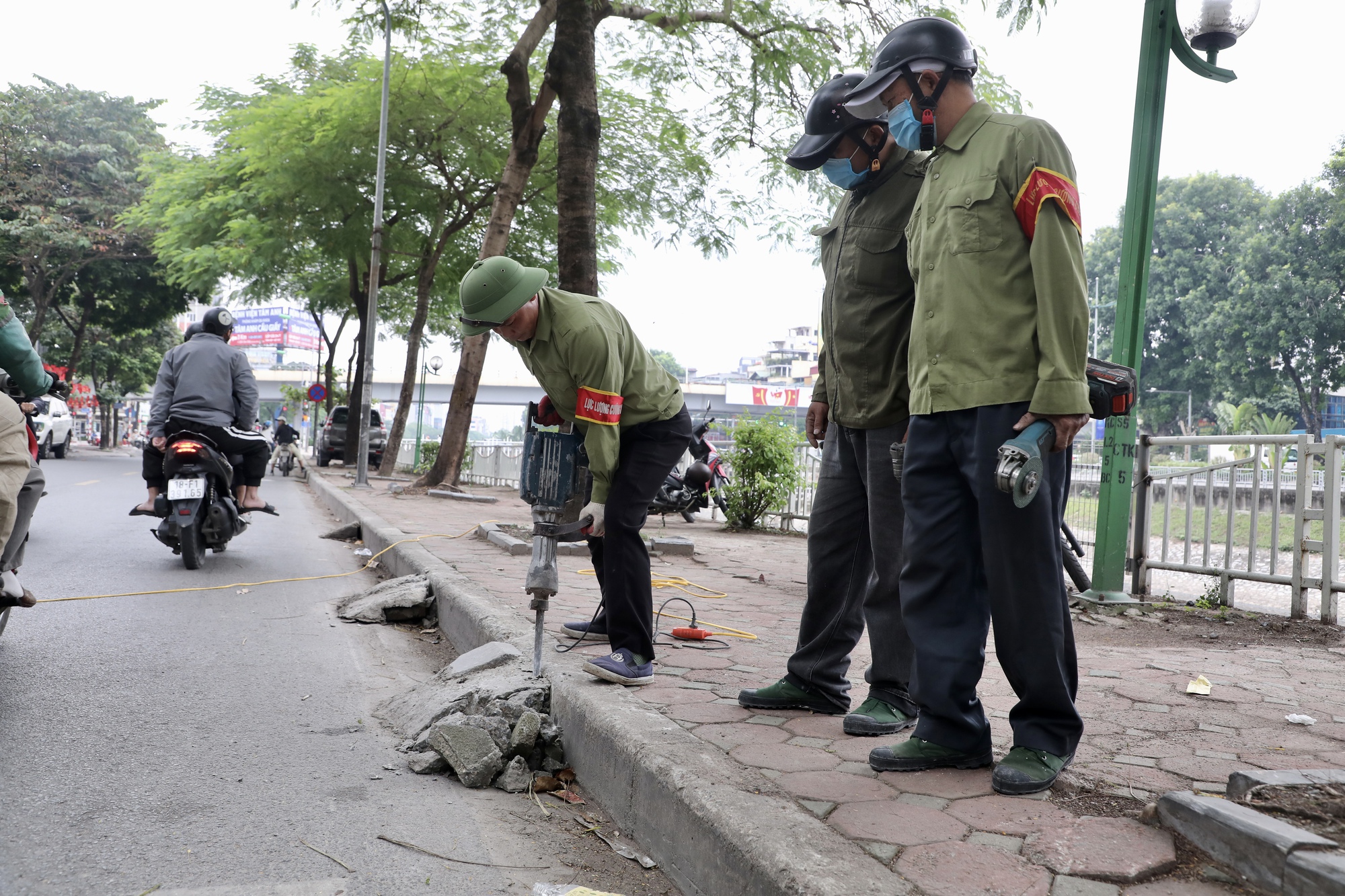 Hà Nội: 2 phường ra quân phá dỡ bậc bê tông trái phép sau phản ánh của Báo Phụ nữ Việt Nam- Ảnh 11. Hà Nội: 2 phường ra quân phá dỡ bậc bê tông trái phép sau phản ánh của Báo Phụ nữ Việt Nam- Ảnh 11.