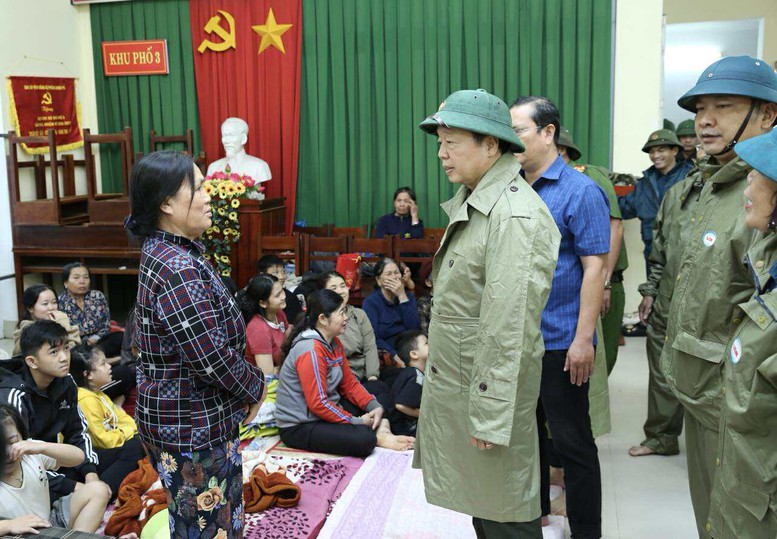 Phó Thủ tướng Trần Hồng Hà kiểm tra, rà soát công tác ứng phó ngay trước khi bão số 13 đổ bộ- Ảnh 1.