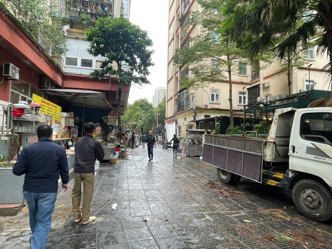 Hà Nội: 2 phường ra quân phá dỡ bậc bê tông trái phép sau phản ánh của Báo Phụ nữ Việt Nam- Ảnh 16. Hà Nội: 2 phường ra quân phá dỡ bậc bê tông trái phép sau phản ánh của Báo Phụ nữ Việt Nam- Ảnh 16.