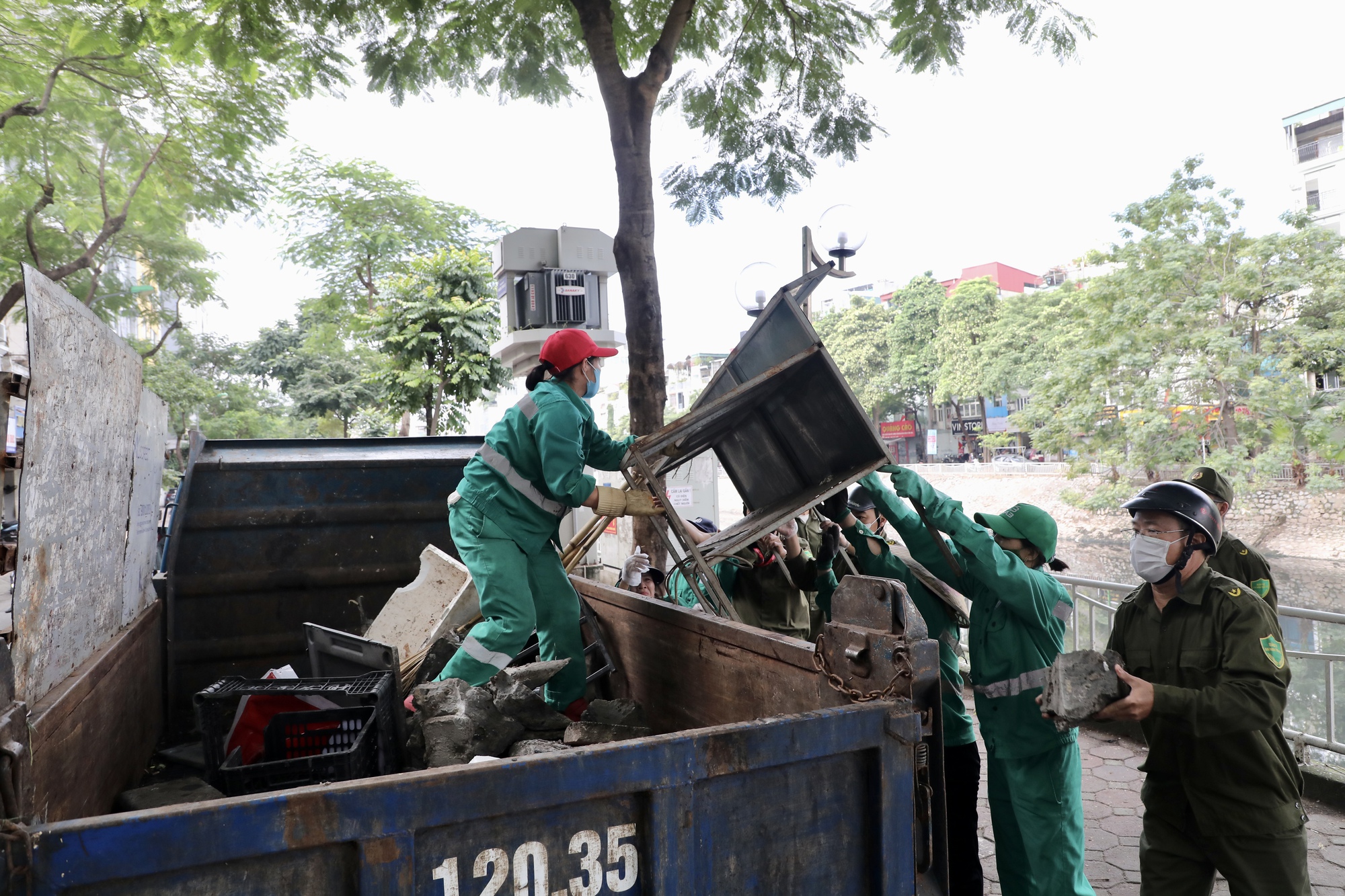 Hà Nội: 2 phường ra quân phá dỡ bậc bê tông trái phép sau phản ánh của Báo Phụ nữ Việt Nam- Ảnh 8. Hà Nội: 2 phường ra quân phá dỡ bậc bê tông trái phép sau phản ánh của Báo Phụ nữ Việt Nam- Ảnh 8.