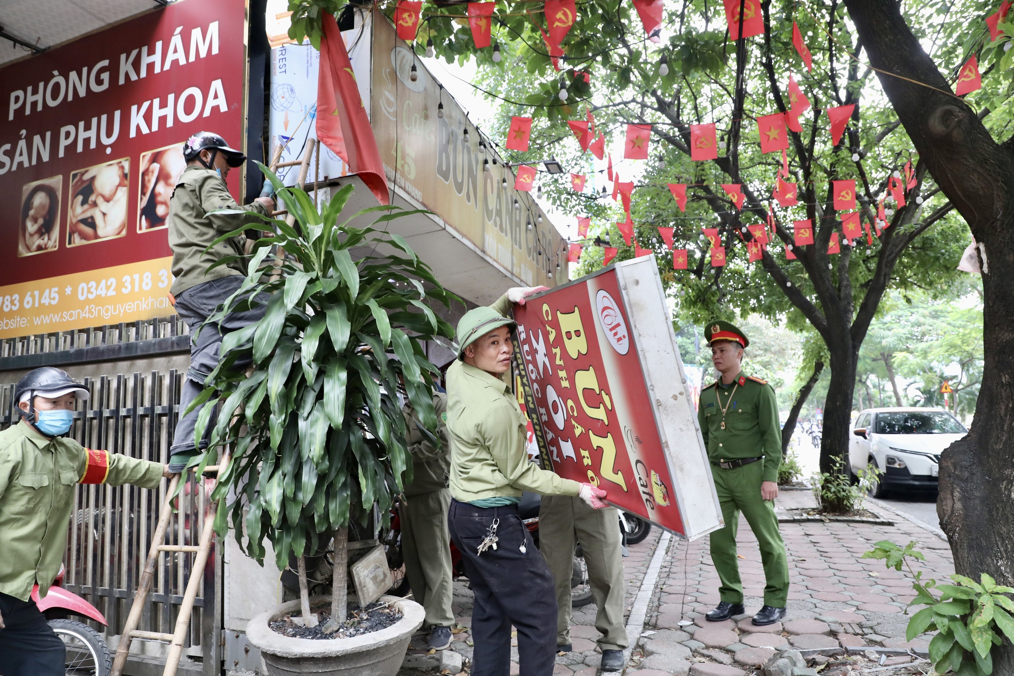 Hà Nội: 2 phường ra quân phá dỡ bậc bê tông trái phép sau phản ánh của Báo Phụ nữ Việt Nam- Ảnh 14. Hà Nội: 2 phường ra quân phá dỡ bậc bê tông trái phép sau phản ánh của Báo Phụ nữ Việt Nam- Ảnh 14.