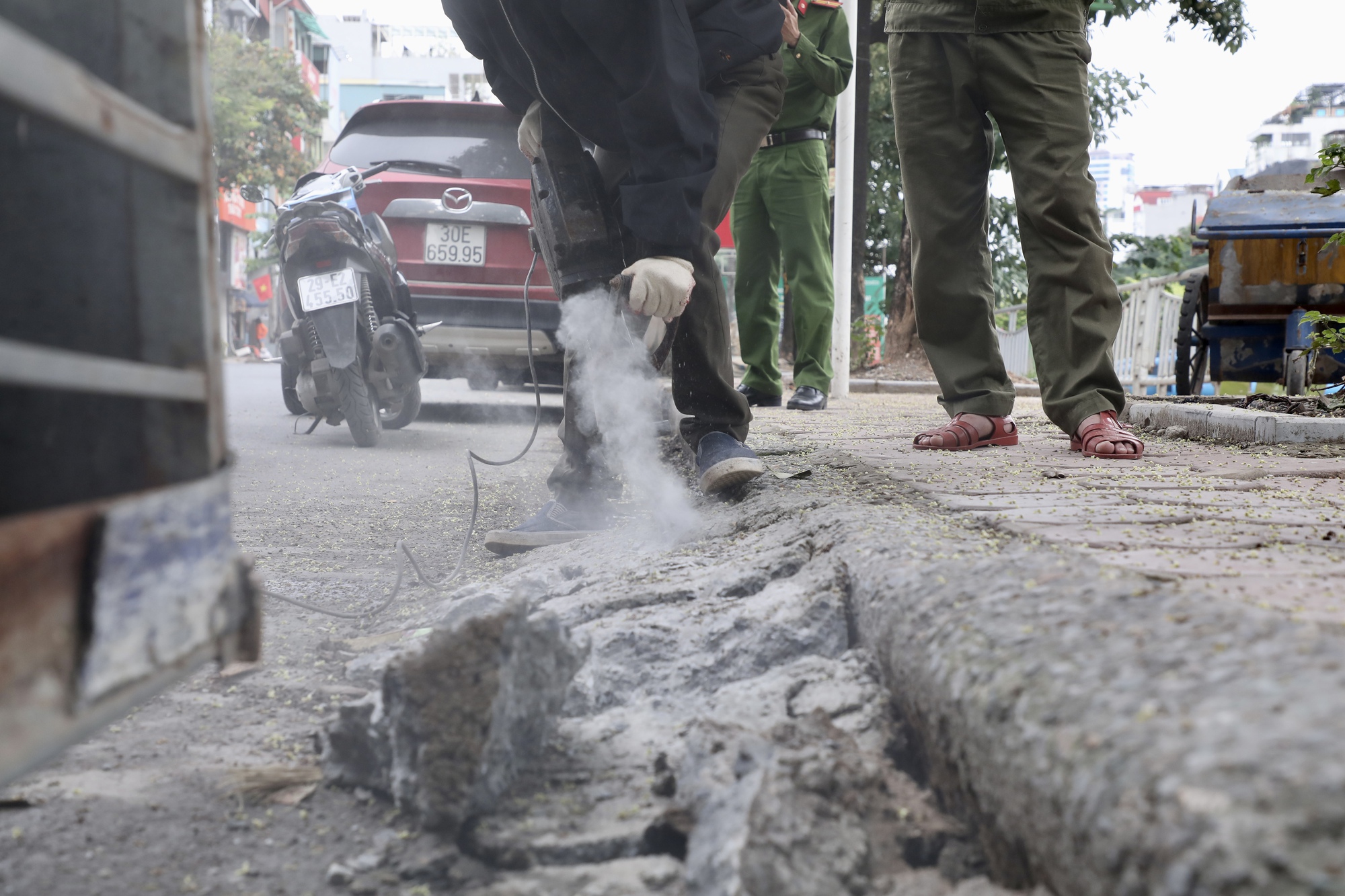 Hà Nội: 2 phường ra quân phá dỡ bậc bê tông trái phép sau phản ánh của Báo Phụ nữ Việt Nam- Ảnh 3. Hà Nội: 2 phường ra quân phá dỡ bậc bê tông trái phép sau phản ánh của Báo Phụ nữ Việt Nam- Ảnh 3.