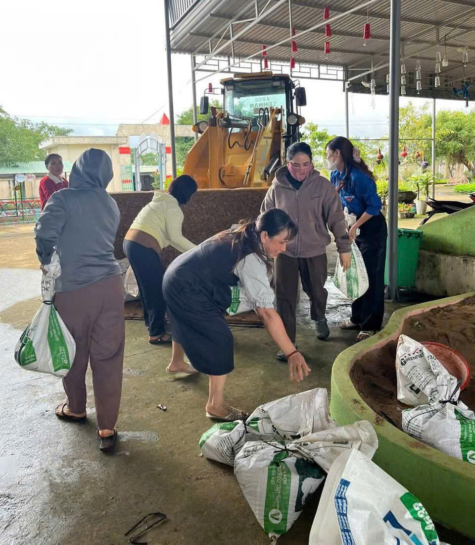 Các cấp Hội phụ nữ Đắk Lắk khẩn trương ứng phó với bão số 13- Ảnh 2. Các cấp Hội phụ nữ Đắk Lắk khẩn trương ứng phó với bão số 13- Ảnh 2.