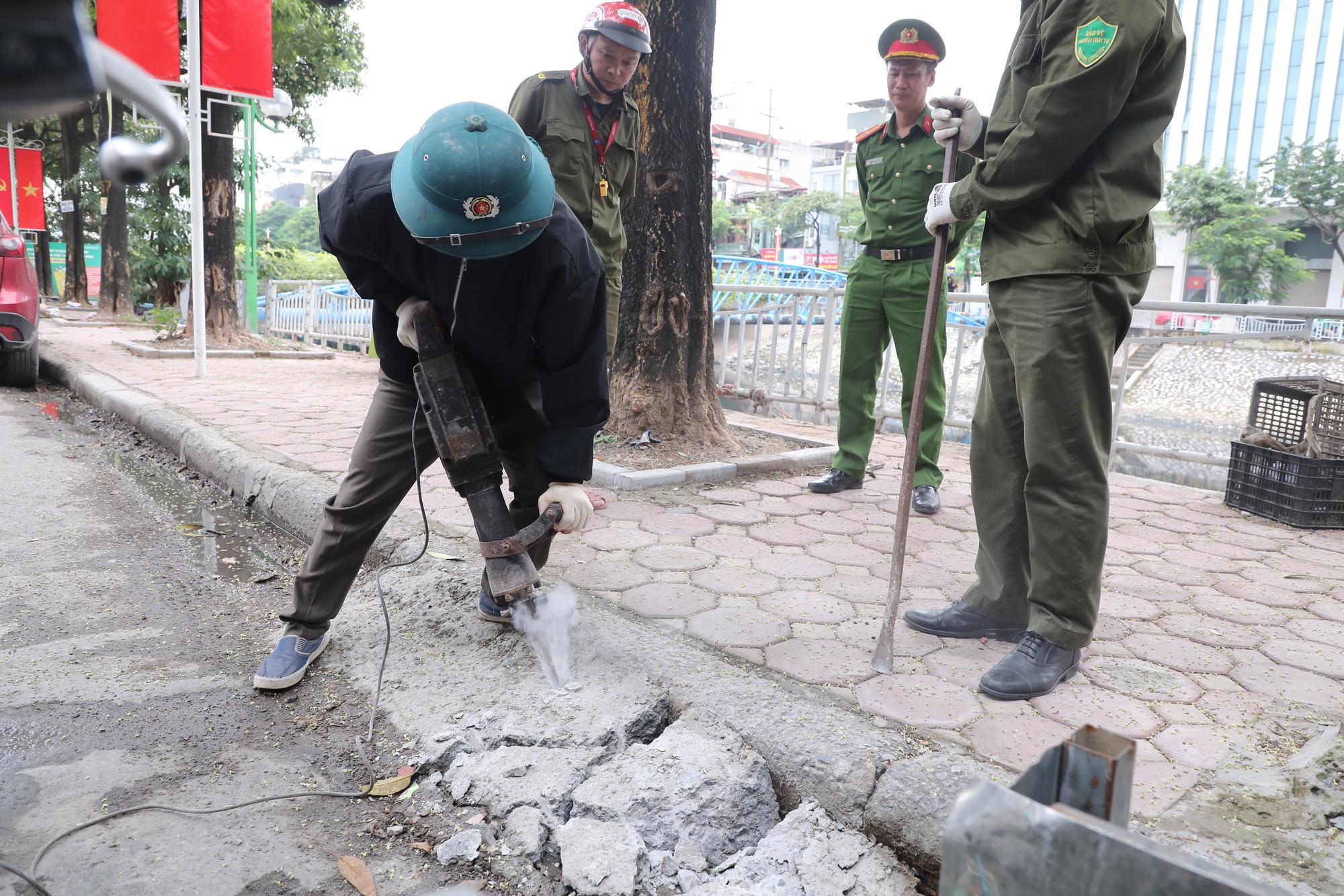 Hà Nội: 2 phường ra quân phá dỡ bậc bê tông trái phép sau phản ánh của Báo Phụ nữ Việt Nam- Ảnh 2. Hà Nội: 2 phường ra quân phá dỡ bậc bê tông trái phép sau phản ánh của Báo Phụ nữ Việt Nam- Ảnh 2.