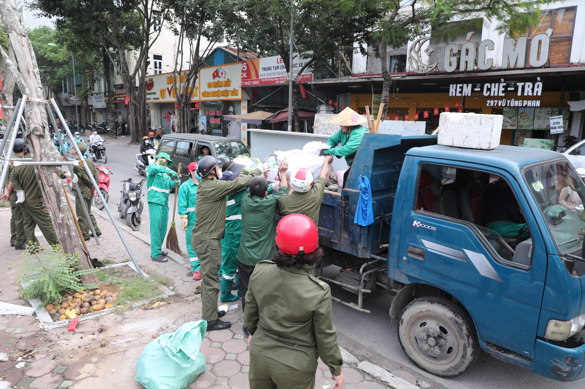 Hà Nội: 2 phường ra quân phá dỡ bậc bê tông trái phép sau phản ánh của Báo Phụ nữ Việt Nam- Ảnh 7. Hà Nội: 2 phường ra quân phá dỡ bậc bê tông trái phép sau phản ánh của Báo Phụ nữ Việt Nam- Ảnh 7.