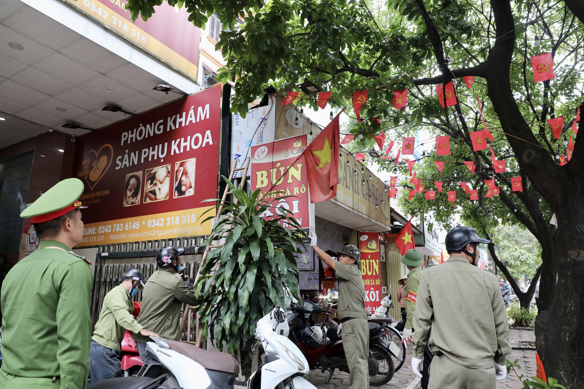 Hà Nội: 2 phường ra quân phá dỡ bậc bê tông trái phép sau phản ánh của Báo Phụ nữ Việt Nam- Ảnh 13. Hà Nội: 2 phường ra quân phá dỡ bậc bê tông trái phép sau phản ánh của Báo Phụ nữ Việt Nam- Ảnh 13.