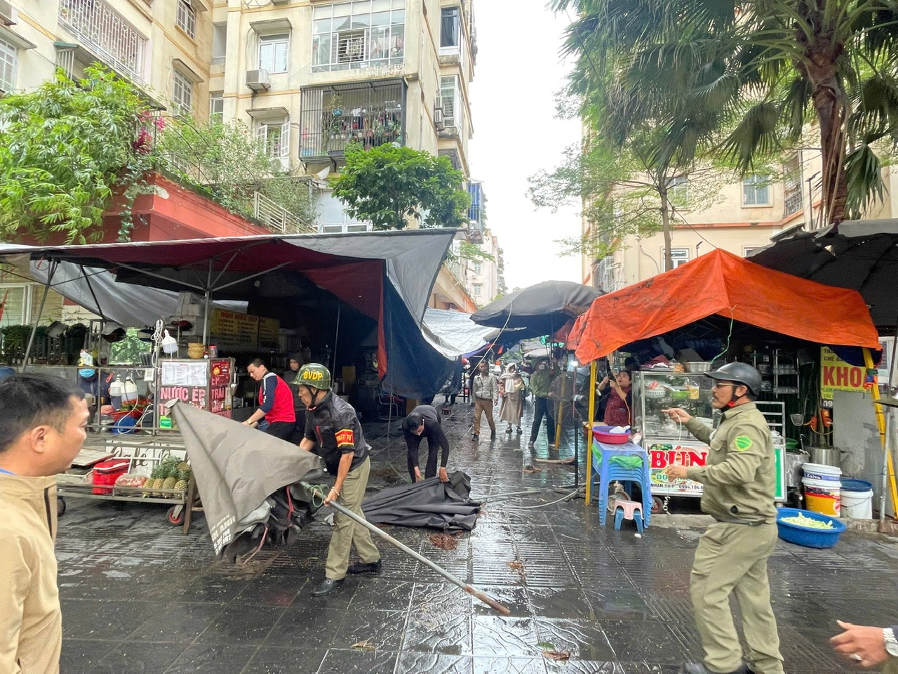 Hà Nội: 2 phường ra quân phá dỡ bậc bê tông trái phép sau phản ánh của Báo Phụ nữ Việt Nam- Ảnh 15. Hà Nội: 2 phường ra quân phá dỡ bậc bê tông trái phép sau phản ánh của Báo Phụ nữ Việt Nam- Ảnh 15.