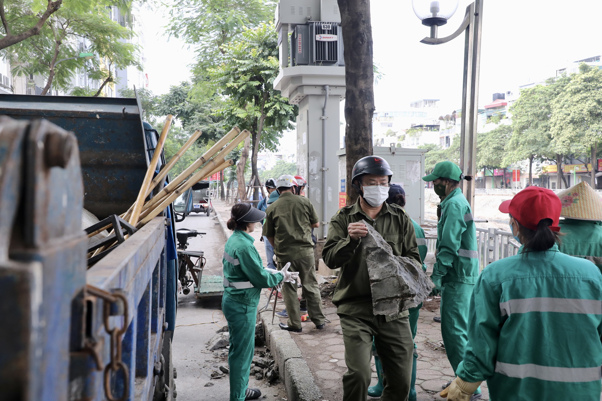 Hà Nội: 2 phường ra quân phá dỡ bậc bê tông trái phép sau phản ánh của Báo Phụ nữ Việt Nam- Ảnh 5. Hà Nội: 2 phường ra quân phá dỡ bậc bê tông trái phép sau phản ánh của Báo Phụ nữ Việt Nam- Ảnh 5.