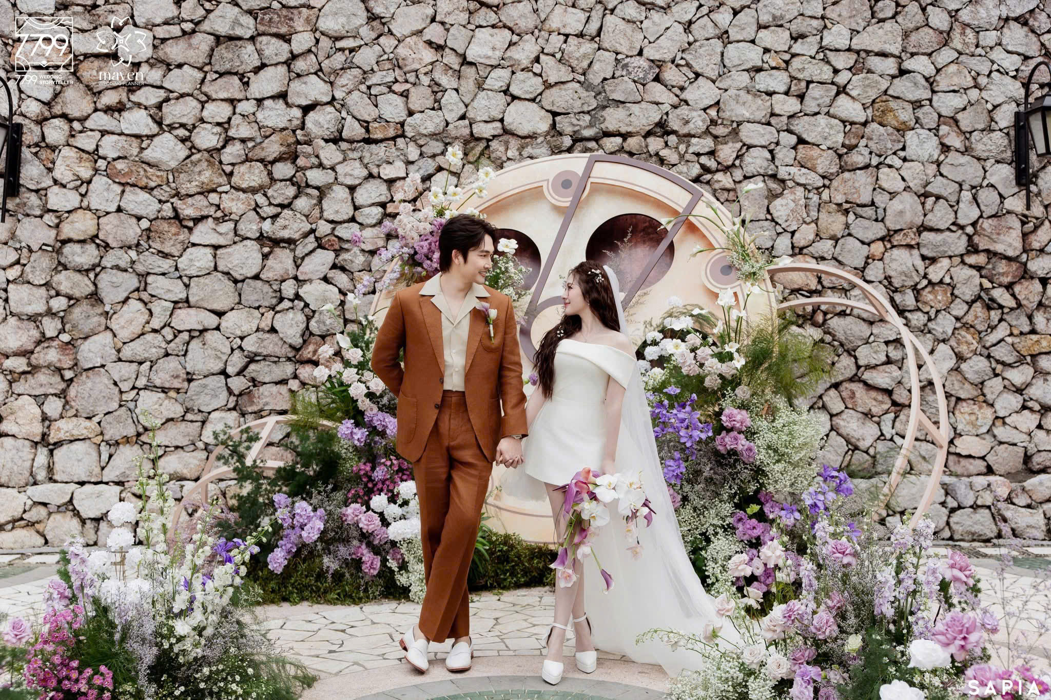 Không gian đậm chất điện ảnh trong đám cưới Đình Tú - Ngọc Huyền- Ảnh 1. Không gian đậm chất điện ảnh trong đám cưới Đình Tú - Ngọc Huyền- Ảnh 1.