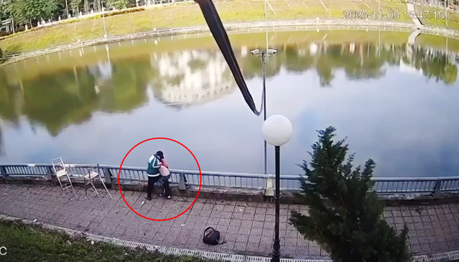 Điều tra vụ học sinh lớp 8 bị bạn dùng vật nhọn đâm rồi hất xuống hồ- Ảnh 1. Điều tra vụ học sinh lớp 8 bị bạn dùng vật nhọn đâm rồi hất xuống hồ- Ảnh 1.