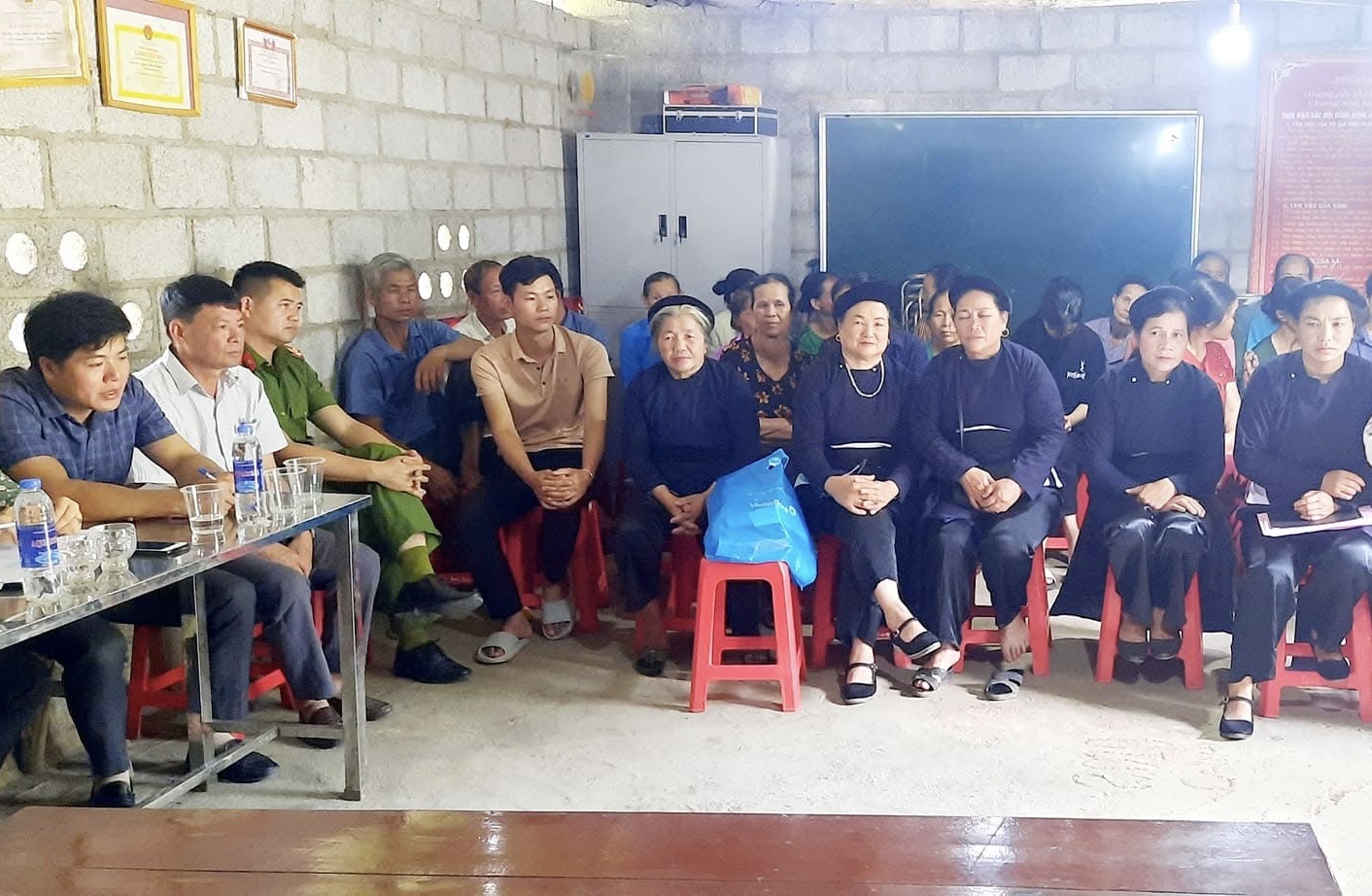 Cao Bằng: Giảm nghèo thông tin nhờ phụ nữ dám nói, đàn ông chịu nghe, cả thôn xóm cùng trao đổi- Ảnh 3. Cao Bằng: Giảm nghèo thông tin nhờ phụ nữ dám nói, đàn ông chịu nghe, cả thôn xóm cùng trao đổi- Ảnh 3.