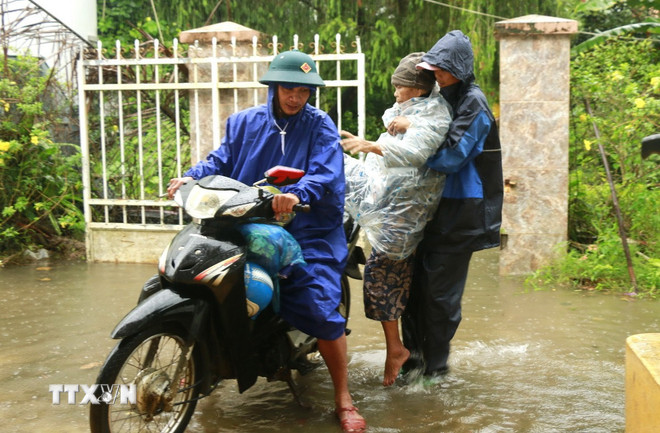 Đêm 6/11, bão số 13 đi vào đất liền từ Quảng Ngãi đến Đắk Lắk và suy yếu dần- Ảnh 1.