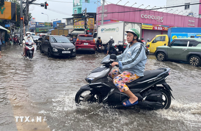 Triều cường vượt đỉnh lịch sử ở TPHCM- Ảnh 1.