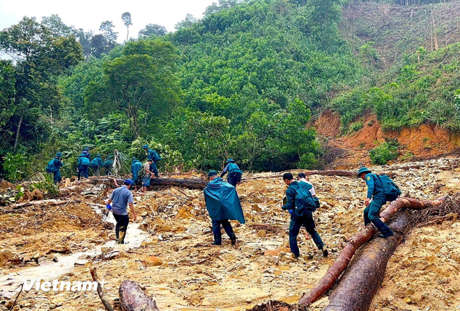 Đà Nẵng: Bộ đội gùi nhu yếu phẩm vượt núi cứu hộ 14 hộ dân bị cô lập tại xã Trà Tân- Ảnh 1.