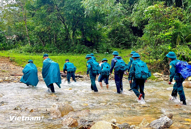 Đà Nẵng: Bộ đội gùi nhu yếu phẩm vượt núi cứu hộ 14 hộ dân bị cô lập tại xã Trà Tân- Ảnh 2.