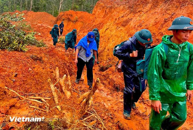Đà Nẵng: Bộ đội gùi nhu yếu phẩm vượt núi cứu hộ 14 hộ dân bị cô lập tại xã Trà Tân- Ảnh 3.