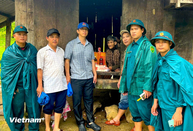 Đà Nẵng: Bộ đội gùi nhu yếu phẩm vượt núi cứu hộ 14 hộ dân bị cô lập tại xã Trà Tân- Ảnh 4.