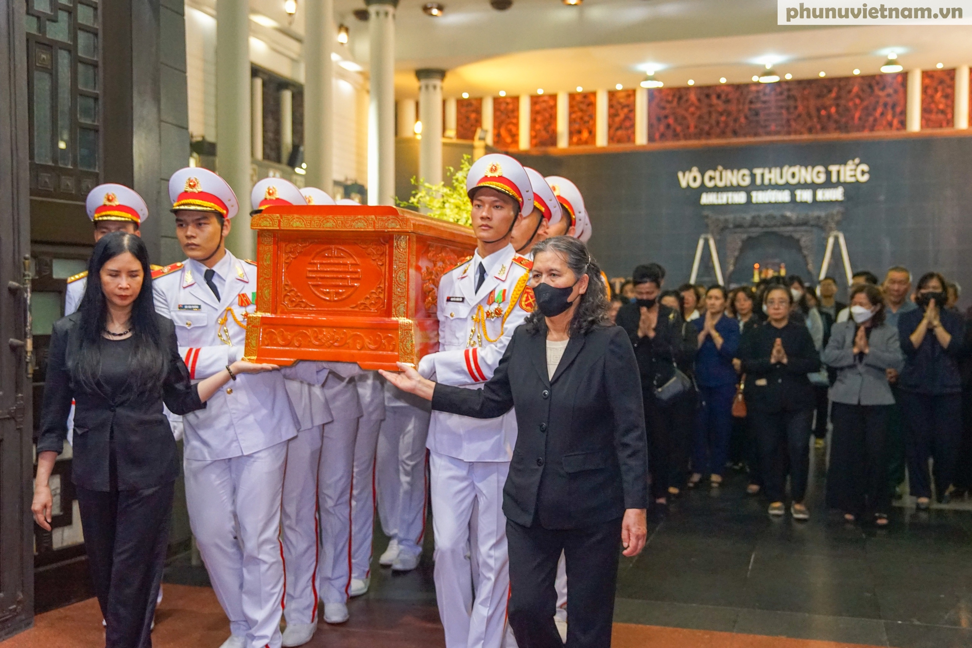 Trang nghiêm, xúc động Lễ tang Anh hùng Lực lượng Vũ trang Nhân dân Trương Thị Khuê- Ảnh 16. Trang nghiêm, xúc động Lễ tang Anh hùng Lực lượng Vũ trang Nhân dân Trương Thị Khuê- Ảnh 16.