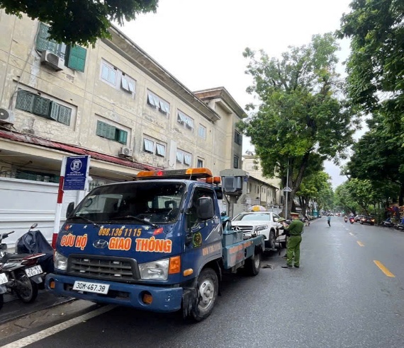 Công an phường Hoàn Kiếm ra quân lập lại trật tự đô thị: Vỉa hè thông thoáng, phố phường khang trang- Ảnh 1.