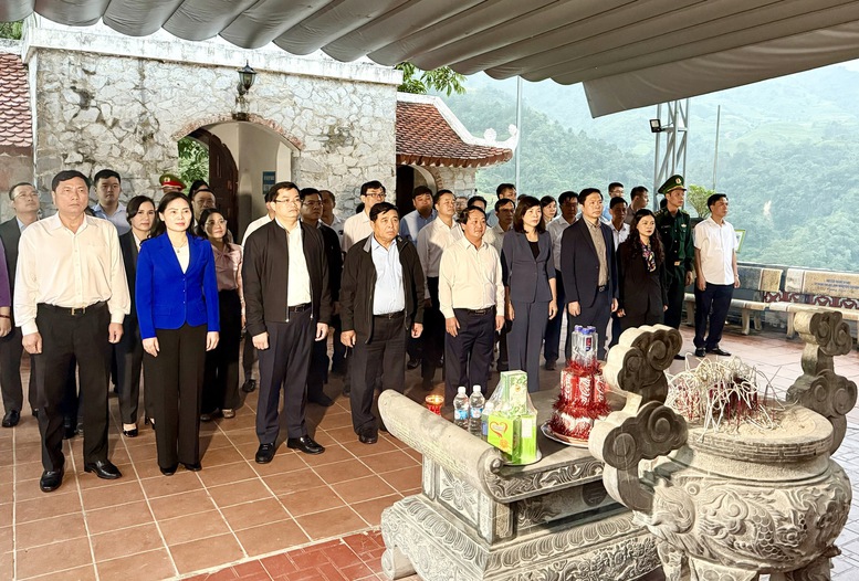 Phó Thủ tướng Nguyễn Chí Dũng dâng hương tưởng nhớ các liệt sĩ tại nghĩa trang Vị Xuyên- Ảnh 4.