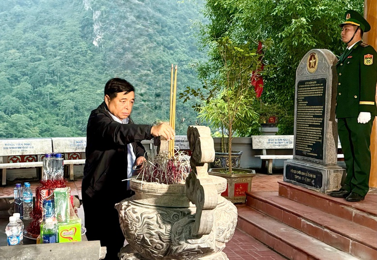 Phó Thủ tướng Nguyễn Chí Dũng dâng hương tưởng nhớ các liệt sĩ tại nghĩa trang Vị Xuyên- Ảnh 3.