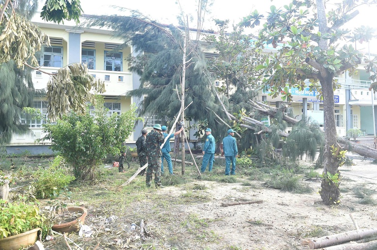 Phó Thủ tướng Mai Văn Chính thăm hỏi, động viên người dân bị thiệt hại do bão số 13 tại Đắk Lắk- Ảnh 4.