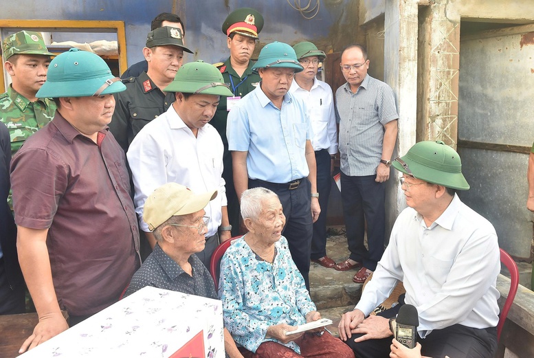 Phó Thủ tướng Mai Văn Chính thăm hỏi, động viên người dân bị thiệt hại do bão số 13 tại Đắk Lắk- Ảnh 1.
