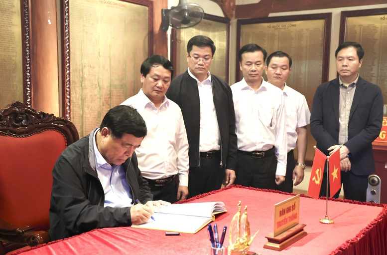 Phó Thủ tướng Nguyễn Chí Dũng dâng hương tưởng nhớ các liệt sĩ tại nghĩa trang Vị Xuyên- Ảnh 2.