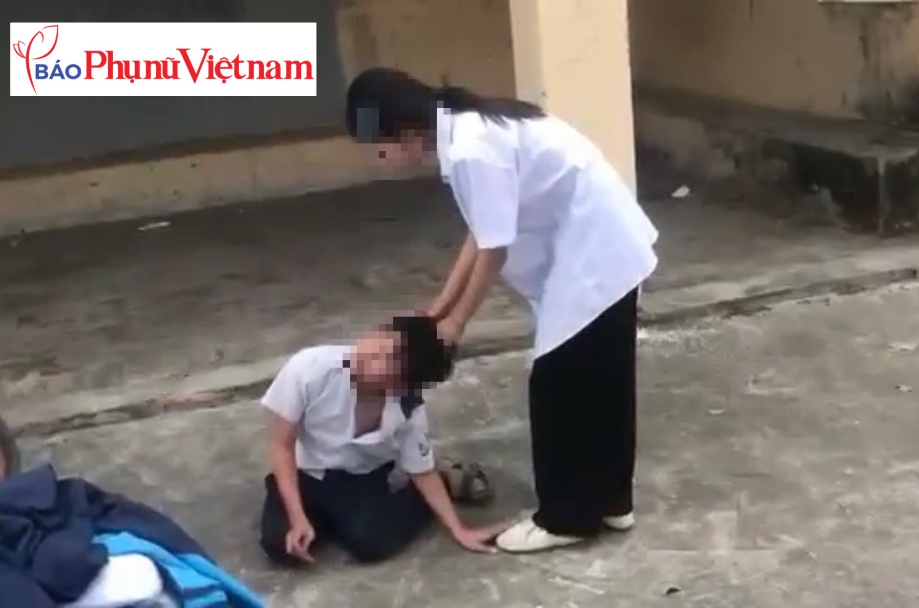 Hà Nội: Nữ sinh bắt bạn quỳ gối, tát và đạp liên tiếp trong 8 phút- Ảnh 1. Hà Nội: Nữ sinh bắt bạn quỳ gối, tát và đạp liên tiếp trong 8 phút- Ảnh 1.