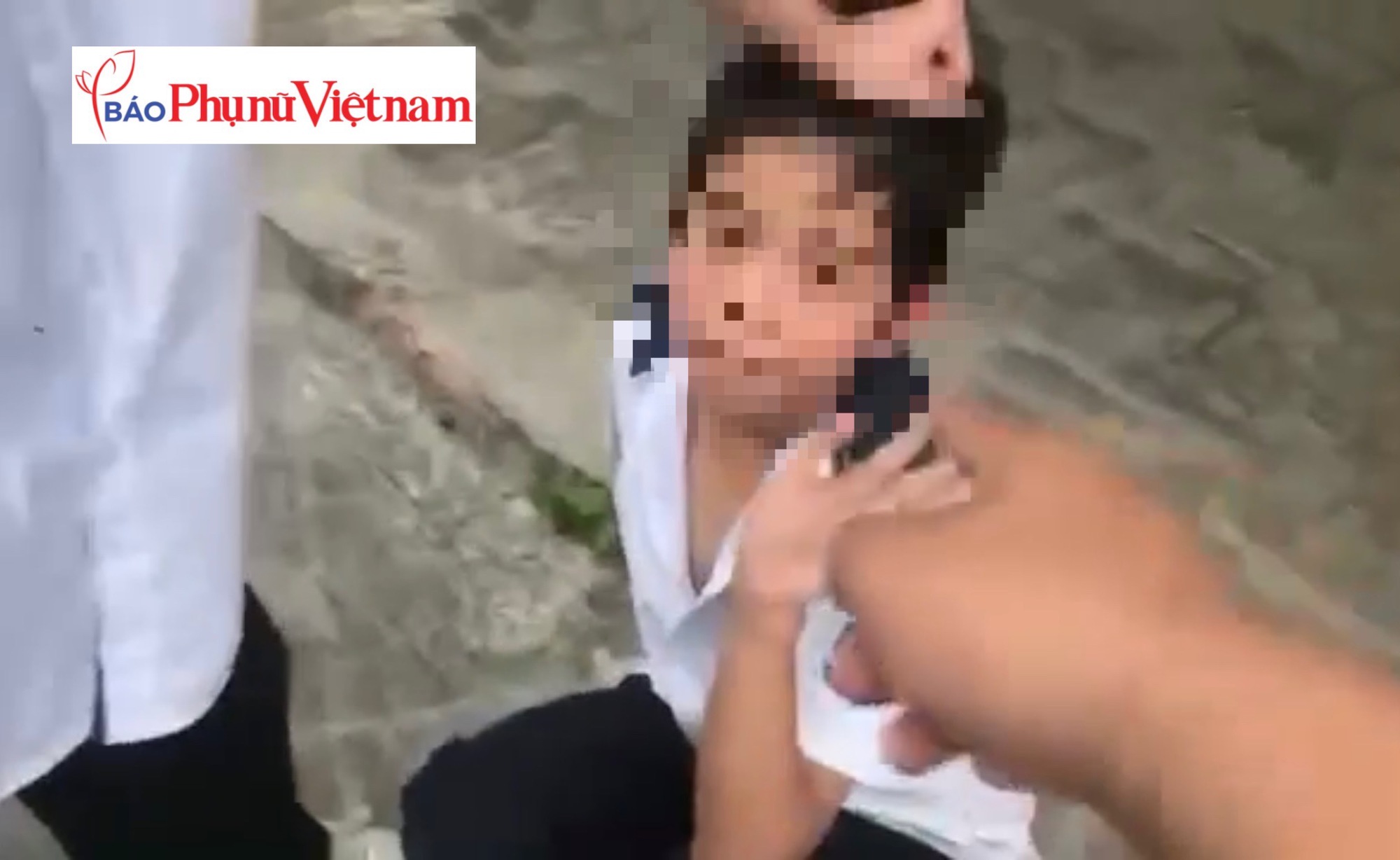 Hà Nội: Nữ sinh bắt bạn quỳ gối, tát và đạp liên tiếp trong 8 phút- Ảnh 2. Hà Nội: Nữ sinh bắt bạn quỳ gối, tát và đạp liên tiếp trong 8 phút- Ảnh 2.