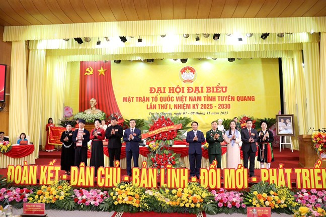 Mỗi cán bộ Mặt trận tỉnh Tuyên Quang phải thực sự sâu sát cơ sở, thường xuyên lắng nghe, thấu hiểu tâm tư nguyện vọng của Nhân dân- Ảnh 7. Mỗi cán bộ Mặt trận tỉnh Tuyên Quang phải thực sự sâu sát cơ sở, thường xuyên lắng nghe, thấu hiểu tâm tư nguyện vọng của Nhân dân- Ảnh 7.