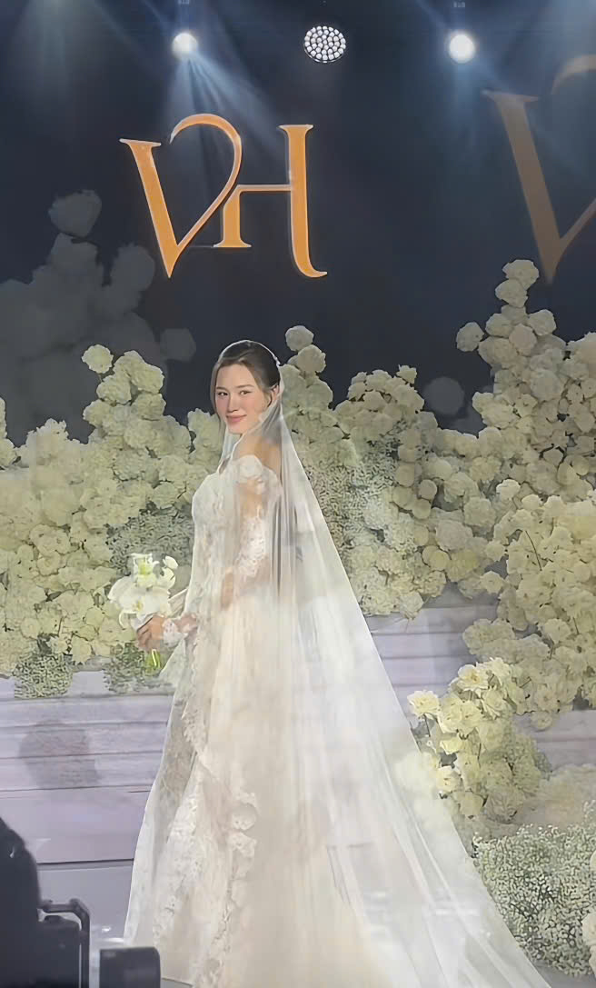 Dàn sao Việt hội ngộ chúc mừng đám cưới Đỗ Hà - Ảnh 4. Dàn sao Việt hội ngộ chúc mừng đám cưới Đỗ Hà - Ảnh 4.