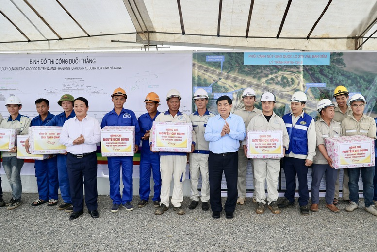 Phó Thủ tướng Nguyễn Chí Dũng kiểm tra thực tế tuyến cao tốc Tuyên Quang - Hà Giang- Ảnh 3.