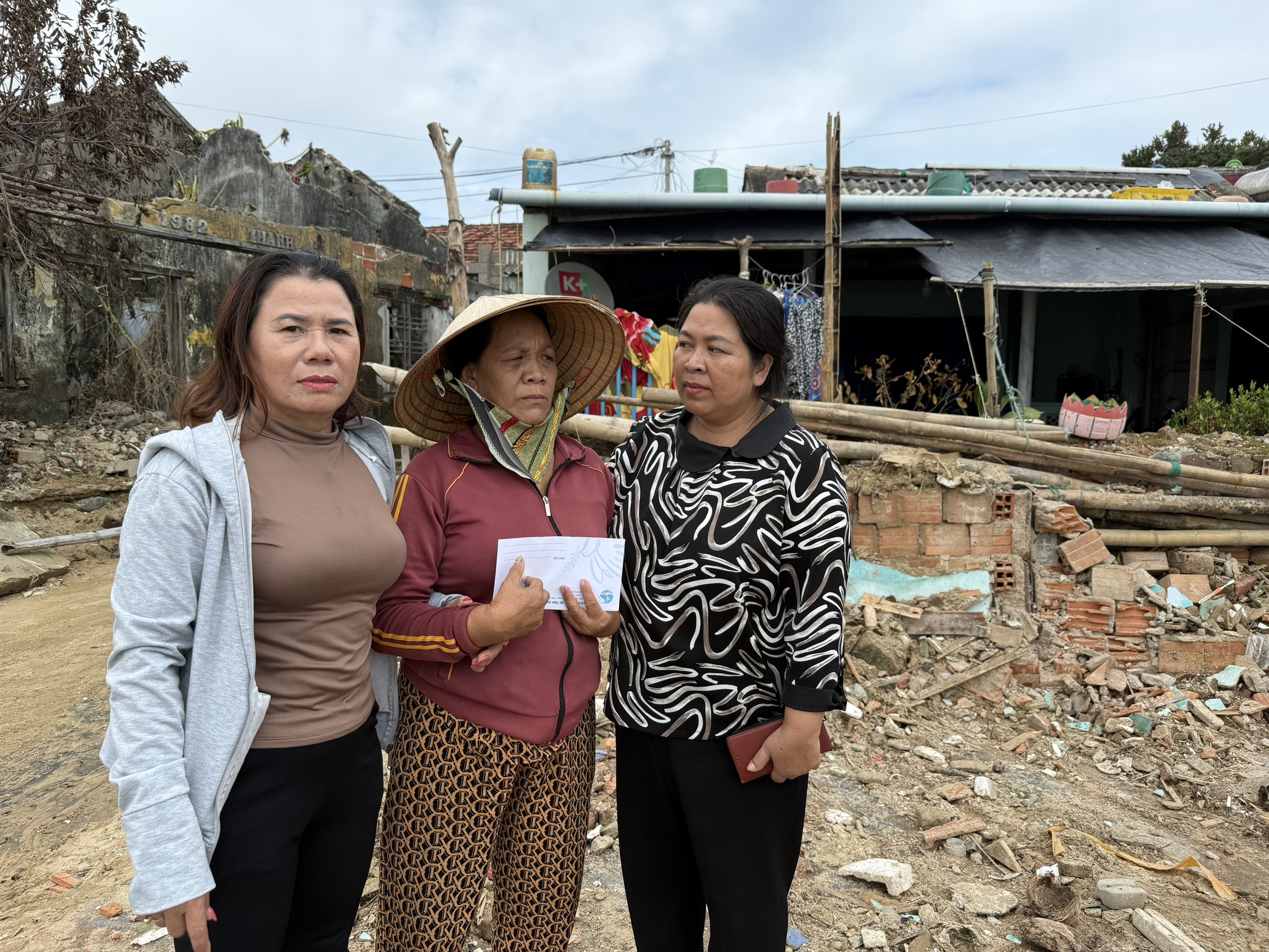 Chủ tịch Hội LHPN tỉnh Gia Lai thăm hỏi các gia đình nạn nhân cơn bão số 13- Ảnh 2. Chủ tịch Hội LHPN tỉnh Gia Lai thăm hỏi các gia đình nạn nhân cơn bão số 13- Ảnh 2.