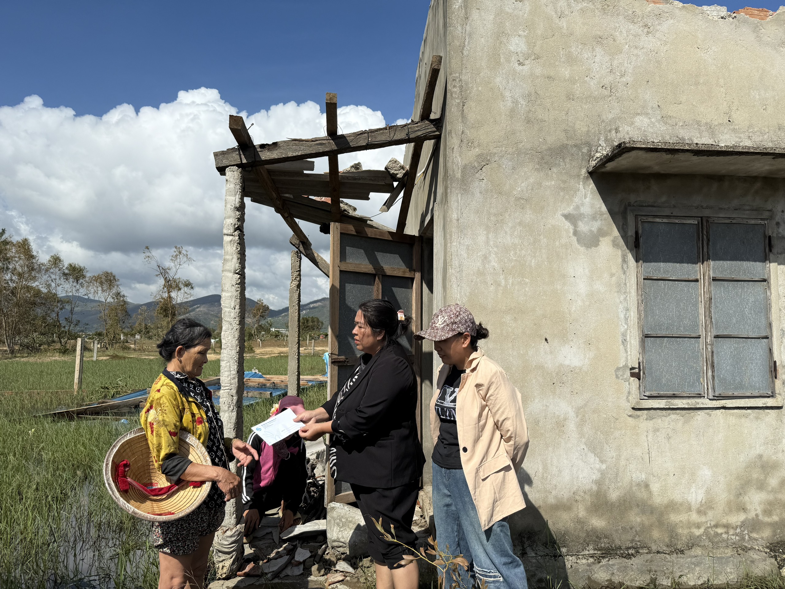 Chủ tịch Hội LHPN tỉnh Gia Lai thăm hỏi các gia đình nạn nhân cơn bão số 13- Ảnh 3. Chủ tịch Hội LHPN tỉnh Gia Lai thăm hỏi các gia đình nạn nhân cơn bão số 13- Ảnh 3.