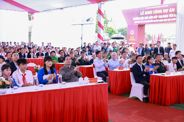 Thủ tướng: Từng ngôi trường mới nơi biên giới sẽ là nơi ươm mầm tri thức, thắp sáng ước mơ, hiện thực hóa khát vọng- Ảnh 2.