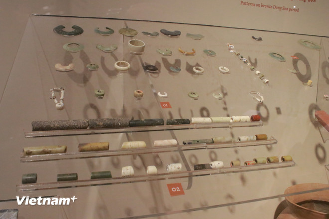 Cận cảnh trang sức, đồ đồng - đá quý hiếm hàng nghìn năm tuổi của người Việt cổ- Ảnh 2.