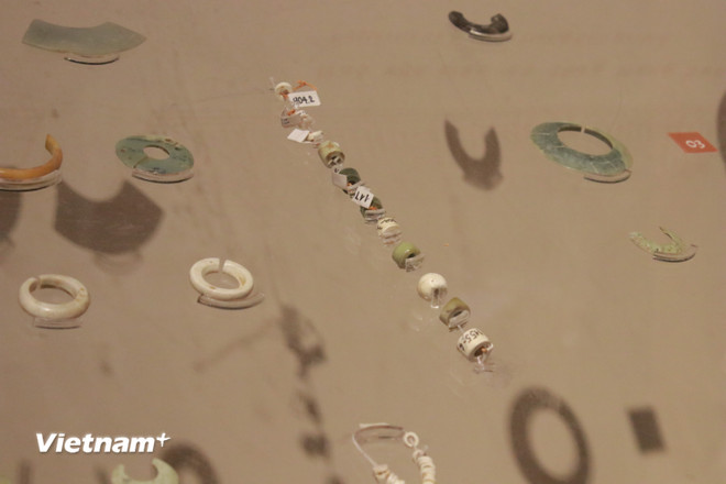 Cận cảnh trang sức, đồ đồng - đá quý hiếm hàng nghìn năm tuổi của người Việt cổ- Ảnh 4.