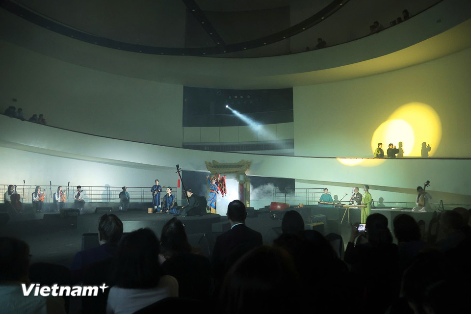 Âm nhạc truyền thống hòa cùng nghệ thuật thị giác tạo nên "Khoảnh khắc vĩnh cửu"- Ảnh 11.